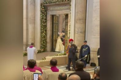 San Pietro, papa Leone chiude la porta santa: termina il Giubileo