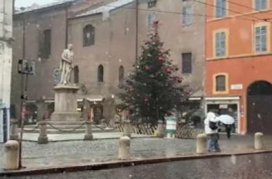 Maltempo in Emilia-Romagna, la neve cade anche a Modena
