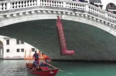 A Venezia la regata delle Befane sfida neve e vento. Una maxi calza appesa sul ponte di Rialto