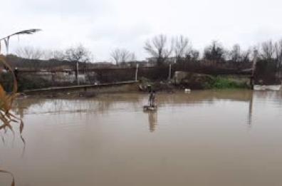 Allagamenti in via Tiburtina a Roma, strade sommerse e una famiglia evacuata