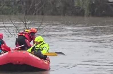 Esonda a Roma il fiume Aniene, i vigili del fuoco mettono in sicurezza gli animali