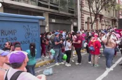 A Caracas le donne venezuelane marciano in sostegno della moglie di Maduro