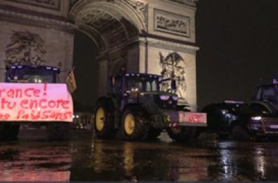 Parigi, la protesta contro il Mercosur arriva sotto la Tour Eiffel e l'Arco di trionfo