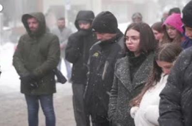 Crans-Montana, un minuto di silenzio davanti al bar Le Constellation