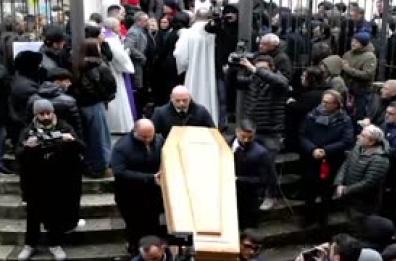 Il feretro di Aurora Livoli lascia la chiesa di San Giovanni Battista