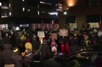 Ancora proteste per la donna uccisa a Minneapolis, i manifestanti davanti all'hotel che ospita agenti federali