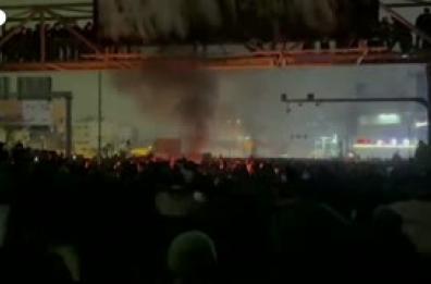 Ancora proteste a Teheran, slogan e balli davanti a un falo'