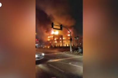 Iran, edificio governativo in fiamme mentre scoppiano nuove manifestazioni