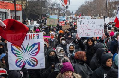 Dilaga la protesta dopo l'uccisione di Renee Good a Minneapolis, migliaia in piazza