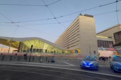 Aggredito vicino alla stazione a Roma, grave un funzionario. Scatta il maxi blitz