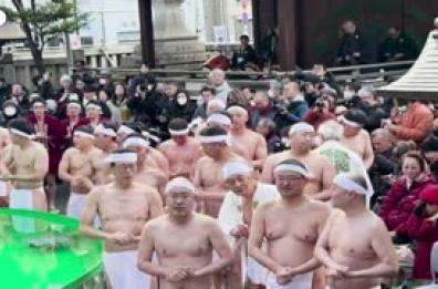 Tokyo, fedeli celebrano il Kanchu Misogi, l'antica cerimonia di purificazione in acqua ghiacciata