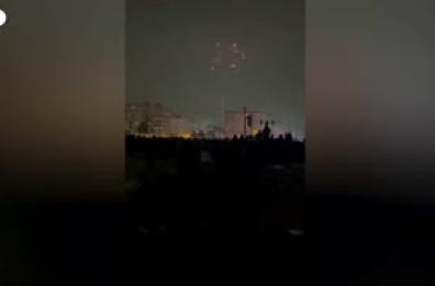 Teheran, manifestanti radunati in piazza Punak: fuochi d'artificio in cielo