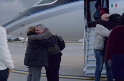 Atterrato a Ciampino l'aereo con Trentini e Burlo', ad accoglierli la premier Meloni e il ministro Tajani