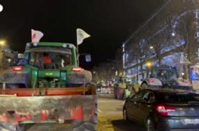 Contro l'accordo Mercosur, Parigi invasa da 350 trattori