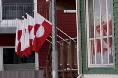 Groenlandia, bandiere nazionali esposte su case ed edifici a Nuuk