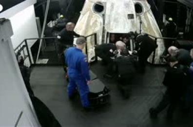 Rientrata la missione Crew 11, i quattro membri dell'equipaggio escono dalla navetta