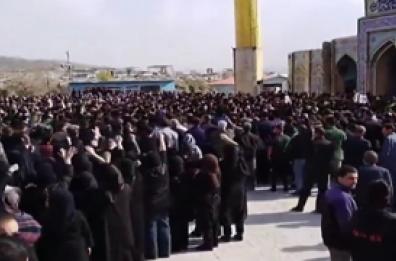 Iran, i partecipanti a un funerale gridano "morte a Khamenei"