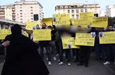 Studente ucciso alla Spezia, parenti e amici davanti alla prefettura