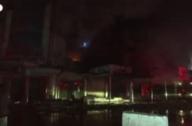 Pakistan, incendio in un centro commerciale a Karachi: morti e feriti