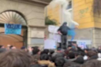 Ragazzo ucciso a La Spezia, momenti di tensione all'ingresso dell'istituto di Abu