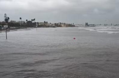 Maltempo in Sardegna, mareggiata sulla spiaggia del Poetto. Chiuso parte del lungomare a Cagliari