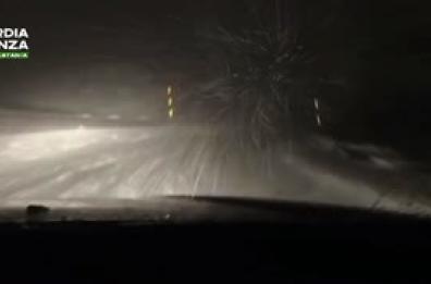 Bufera di neve sull'Etna, soccorsa una famiglia bloccata in auto con una bimba di 4 mesi