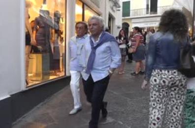 Capri resta senza Valentino, la sua amata isola si fermava al passaggio dell'icona dello stile