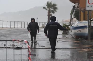 Maltempo nel Messinese, la Polizia locale allontana i "curiosi" dal lungomare