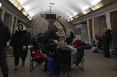Droni e missili su Kiev, i residenti cercano rifugio in metro durante un nuovo attacco russo