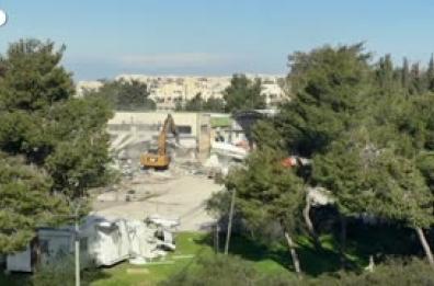 Bulldozer israeliani demoliscono l'edificio dell'UNRWA a Gerusalemme Est