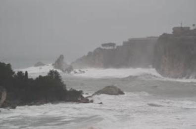 Maltempo Taormina, le onde invadono le strade del lungomare