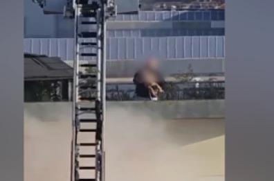 Incendio in palazzina a Brescia, nessun ferito: neonato evacuato dal tetto Incendio in palazzina a Brescia, nessun ferito: neonato evacuato dal tetto