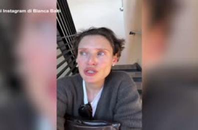 Bianca Balti in lacrime: "In Iran sparano e uccidono le persone in ospedale"