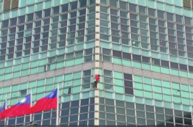 Il climber Alex Honnold scala il grattacielo Taipei 101 in free solo