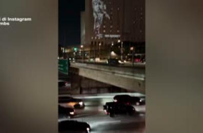 Los Angeles, un video anti-Ice proiettato sulle pareti del penitenziario
