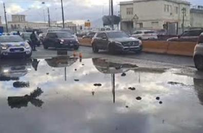 Allagamenti e buche dopo la pioggia, traffico in tilt a Napoli