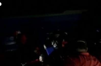 Affonda un traghetto nelle Filippine, i soccorritori al lavoro