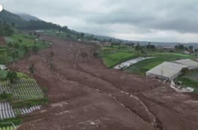 Una frana travolge un villaggio a Giava, continuano le operazioni di ricerca e soccorso