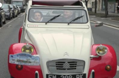 Parigi "invasa" da auto d'epoca (e non solo): ecco la 26esima Traversee de Paris