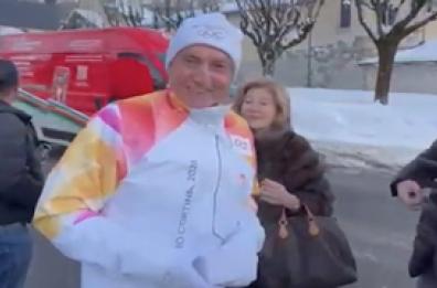 Milano Cortina, tedoforo 88enne fa il bis dei Giochi del '56