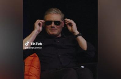 Occhiali specchiati e un "bonjour", Starmer scherza su Macron