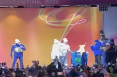 Milano Cortina, la fiamma di nuovo a "casa" a 70 anni dai Giochi del '56