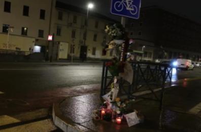 Torino, 19enne derubato in fin di vita: gli omaggi degli amici