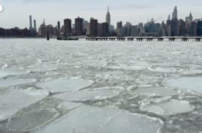 Tempesta artica negli Usa, blocchi di ghiaccio galleggiano sull'East River di New York