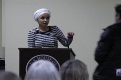 Minneapolis, un uomo spruzza una sostanza addosso ad una deputata dem