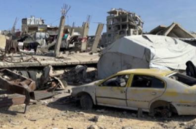 Gaza, scene di "vita quotidiana" fra tendopoli e macerie ovunque Gaza, scene di "vita quotidiana" fra tendopoli e macerie ovunque