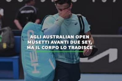Agli Australian Open Musetti avanti due set, ma il corpo lo tradisce