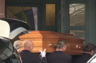 Anguillara, folla ai funerali dei genitori di Carlomagno