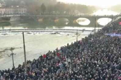 Torino, 15mila in marcia verso il quartiere dove c'era Askatasuna