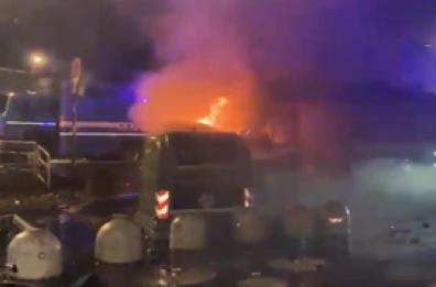 Torino, corteo per Askatasuna: blindato della polizia dato alle fiamme